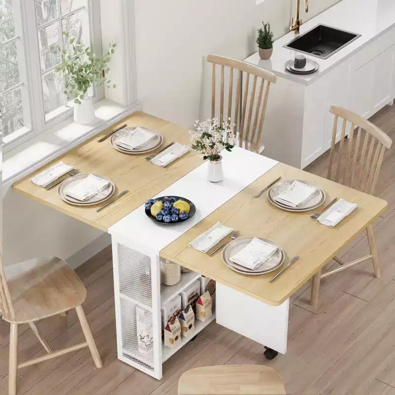 Tavolo da Pranzo Pieghevole su Ruote con 2 Ripiani Portaoggetti e Piano a Ribalta, 6 Ruote Bloccabili, Venatura del Legno Chiaro