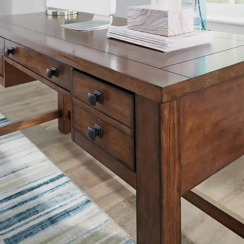 Scrivania direzionale Tahoe – Acero anticato – Home Styles: Mid-Century Modern, Struttura in legno massello, Cassetti contenitore