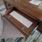 Scrivania direzionale Tahoe – Acero anticato – Home Styles: Mid-Century Modern, Struttura in legno massello, Cassetti contenitore
