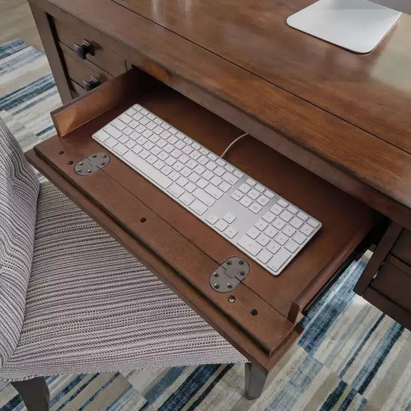 Scrivania direzionale Tahoe – Acero anticato – Home Styles: Mid-Century Modern, Struttura in legno massello, Cassetti contenitore