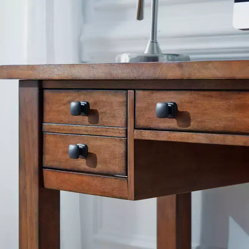 Scrivania direzionale Tahoe – Acero anticato – Home Styles: Mid-Century Modern, Struttura in legno massello, Cassetti contenitore