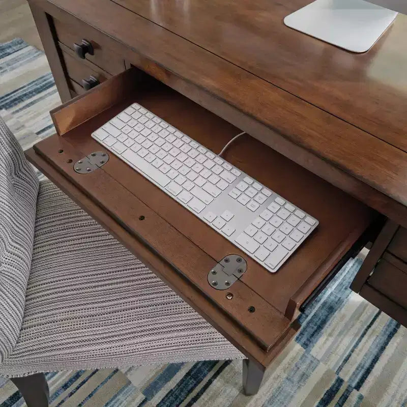 Scrivania direzionale Tahoe – Acero anticato – Home Styles: Mid-Century Modern, Struttura in legno massello, Cassetti contenitore
