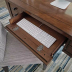 Scrivania direzionale Tahoe – Acero anticato – Home Styles: Mid-Century Modern, Struttura in legno massello, Cassetti contenitore