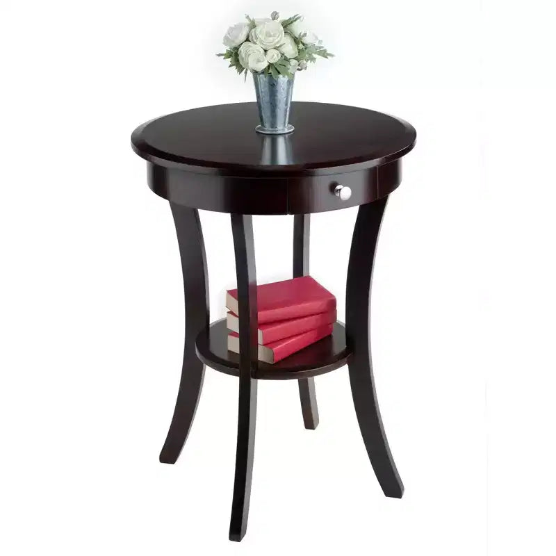 Tavolino rotondo d'accento Sasha - Cappuccino - Winsome: Gambe svasate, Legno composito, Ripiano portaoggetti