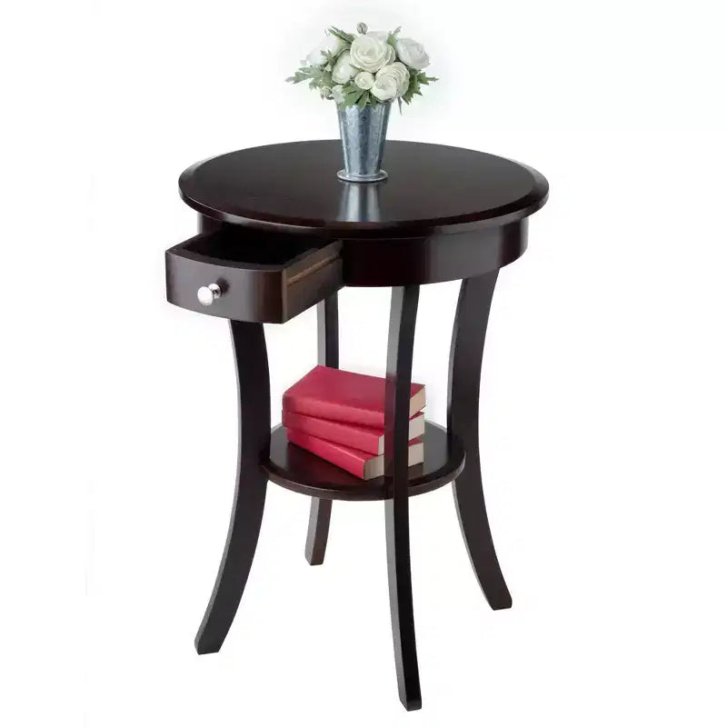 Tavolino rotondo d'accento Sasha - Cappuccino - Winsome: Gambe svasate, Legno composito, Ripiano portaoggetti