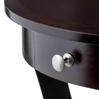 Tavolino rotondo d'accento Sasha - Cappuccino - Winsome: Gambe svasate, Legno composito, Ripiano portaoggetti