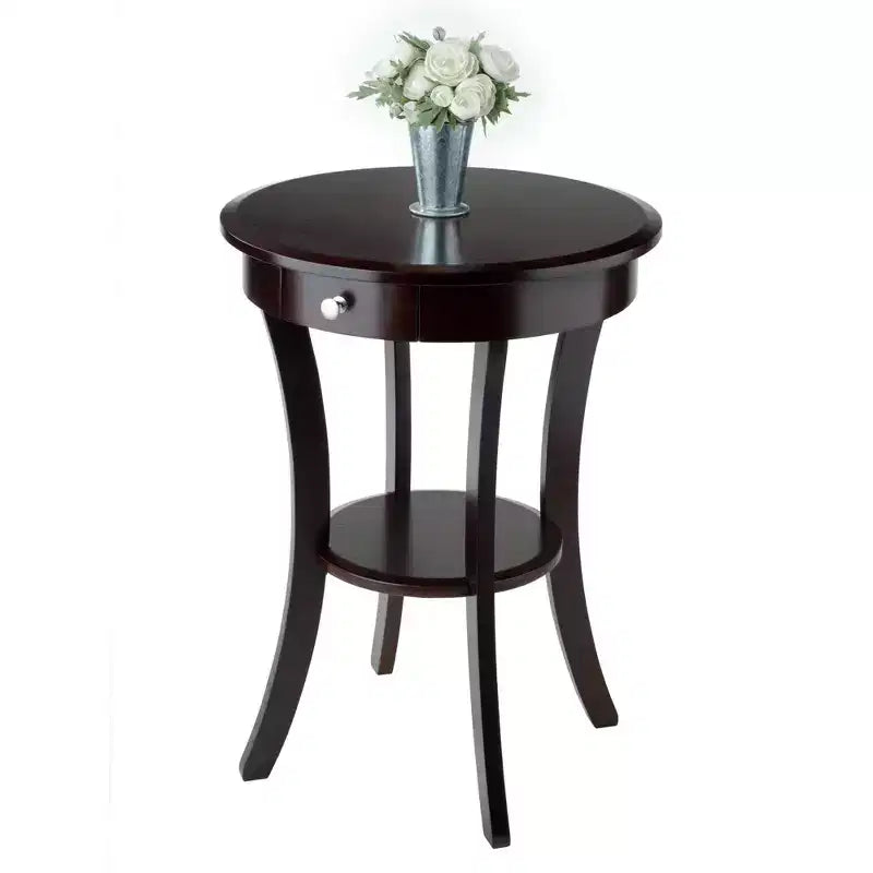 Tavolino rotondo d'accento Sasha - Cappuccino - Winsome: Gambe svasate, Legno composito, Ripiano portaoggetti