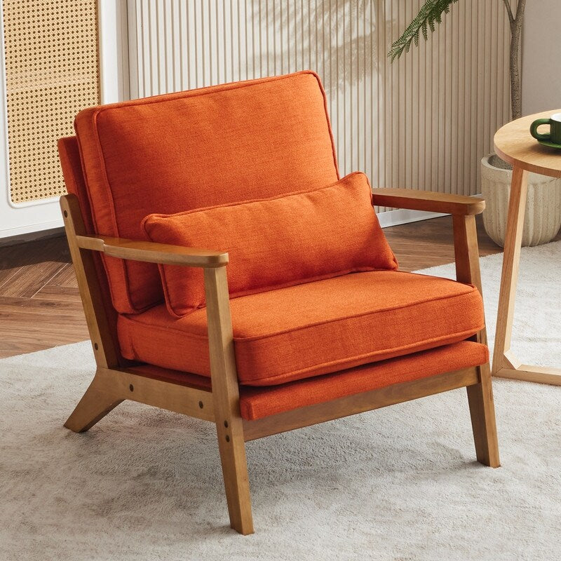Poltrona d'accento rivestita in misto lino con gambe in legno e un cuscino, beige