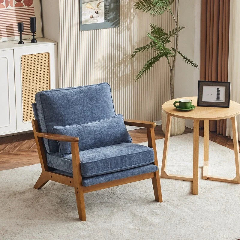 Poltrona d'accento rivestita in misto lino con gambe in legno e un cuscino, beige