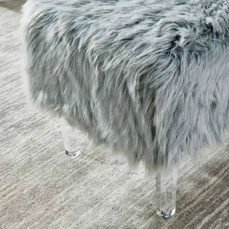 Pouf Andral Contemporaneo in Pelliccia Sintetica Acrilica di Silver Orchid