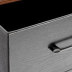 Cassettiera accentata nera in legno composito a 4 cassetti con dettagli marroni