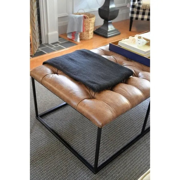 Pouf Draper marrone chiaro con bottoni a trapuntatura profonda