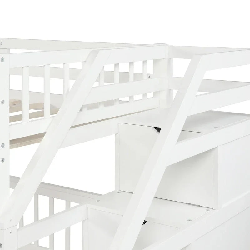 Letto a soppalco in legno per due persone con scale, sponde alte e scaletta